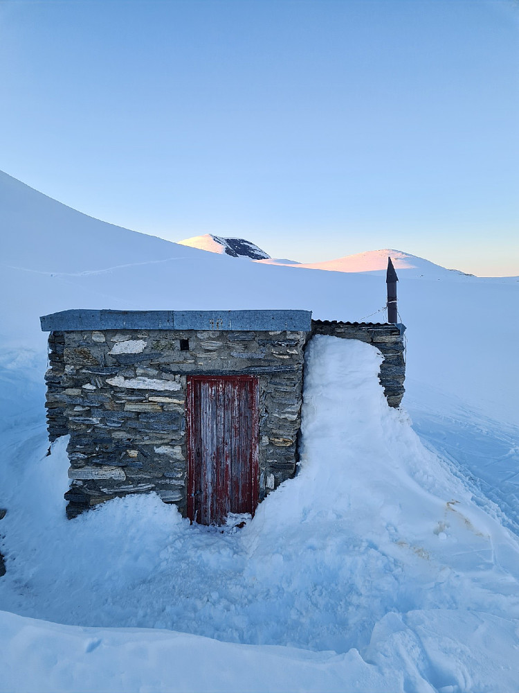 Bjarnebu, dessverre full av snø inne