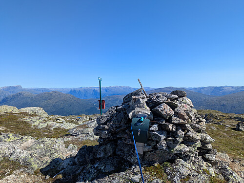 På toppen av Høgahorgi/Nesheimshorgi (en boks for hver :). Utsikt mot øst, Hardangerjøkulen synes