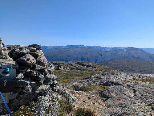 Utsikt sørøst, over mot Ingebjørgfjellet og Oksen, Steinsethorgi fremfor