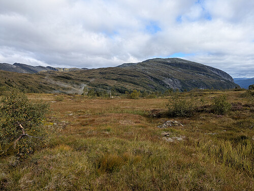 På vei mot Valbergstjørni, i nord skimtes Lønahorgi