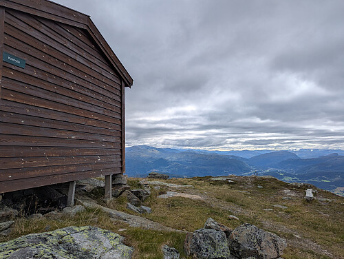 Ved Kvilehytta, utsikt østover der Horndalsnuten ruver i det fjerne