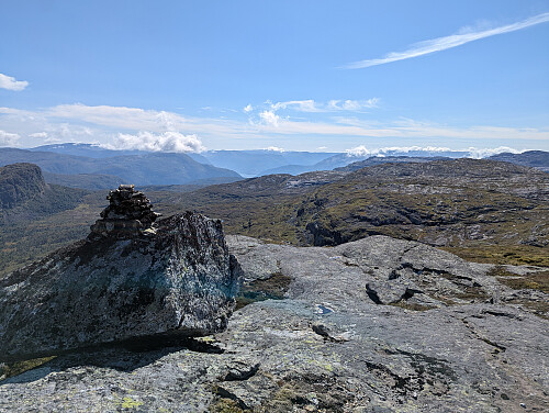 Utsikt fra sørøstlige del av Håsethorgi. Venstre: Skamdalshorgi. Lengre vekke Oksen, og Hardangerfjorden