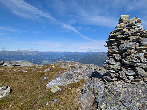 Utsikt nordover fra varden på Håsethorgi. Kan se Fresvikbreen i det fjerne