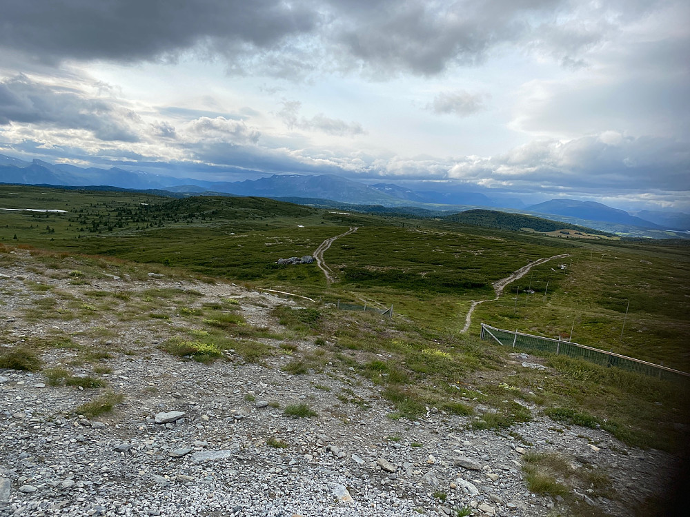 Fra venstre: Nibbi 1741, Skogshorn 1728, Veslebottnskarvet 1778, Hydalsberget 1775, Ranastongi 1901, Klanten 1769, Storlifjell/Blåkampen 1662