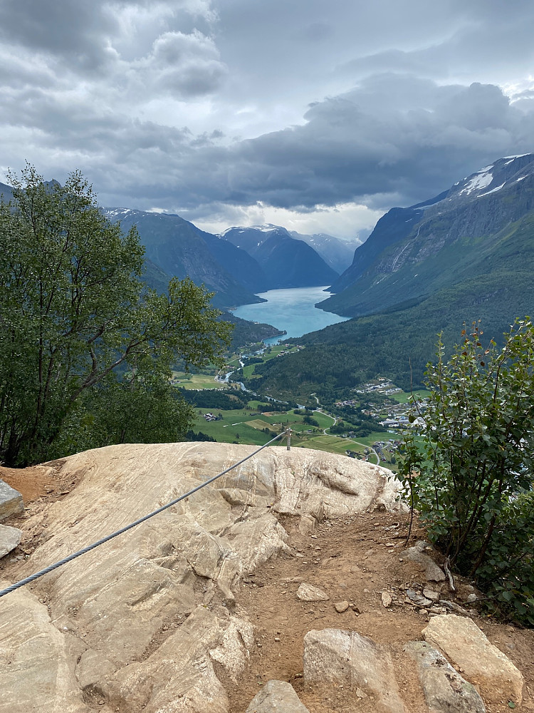 Utsikt fra ca 600 moh mot Loenvatnet.