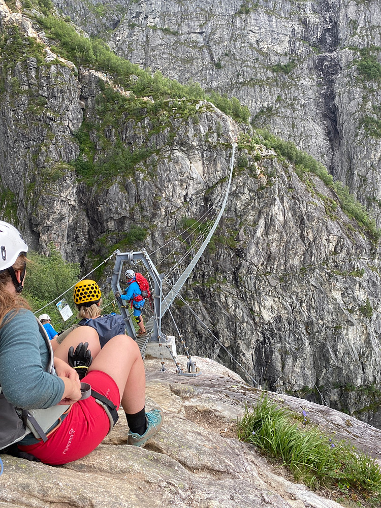 Snart klar for Gjølmunnebrua på 770 moh. 230 meter lang og HØYT ned... Ingen vei tilbake og det er blandede følelser før jeg tråkker ut på brua. Tåler den en tungvekter mon tro...