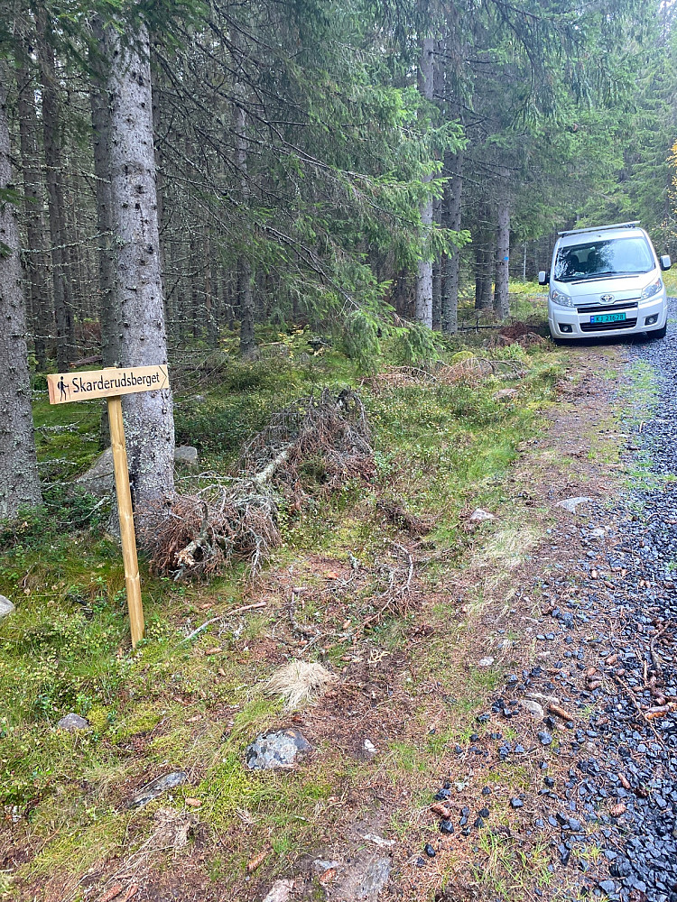 Skilt til Skarderudsberget rett over veien ved skistart