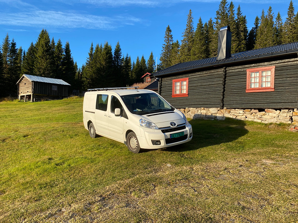 Kjørte opp til Varlisætra og parkerte der siden det var tomt.