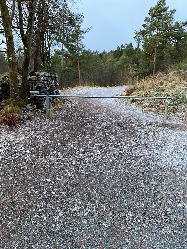 Startpunkt. P-plass rett ved bommen.