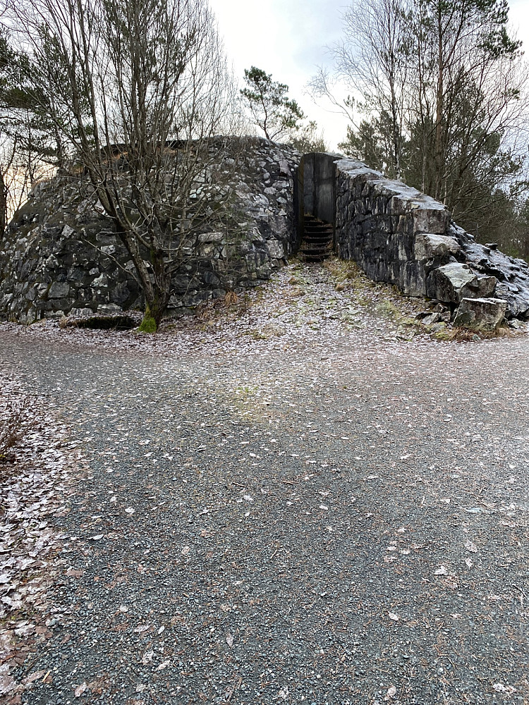 Ett av flere større anlegg midt mellom toppen og utkikkspunktet.