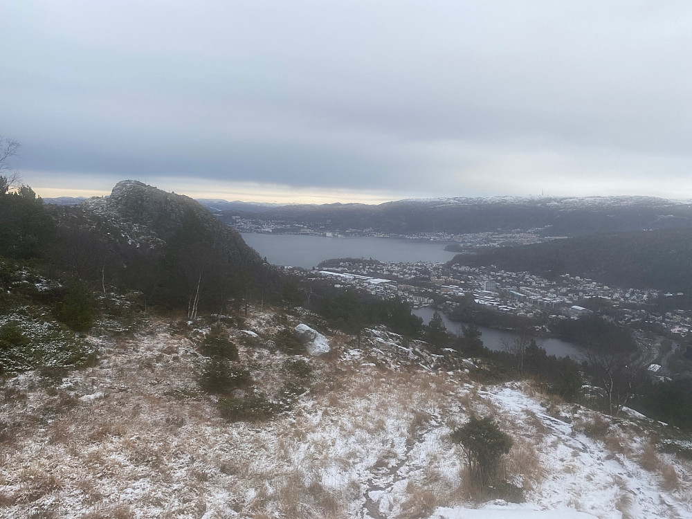 Ørnafjellet til venstre og Bergen sentrum til høyre