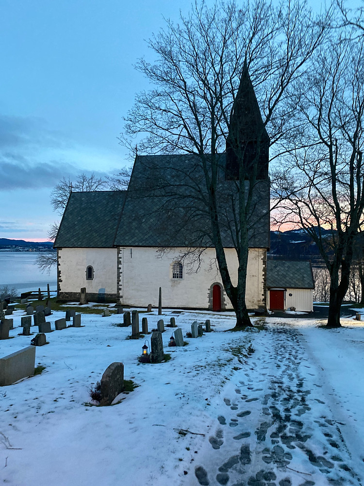 Vakker middelalderkirke med flott beliggenhet