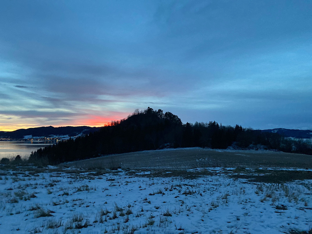 Fra prestegården mot Høgsteinen