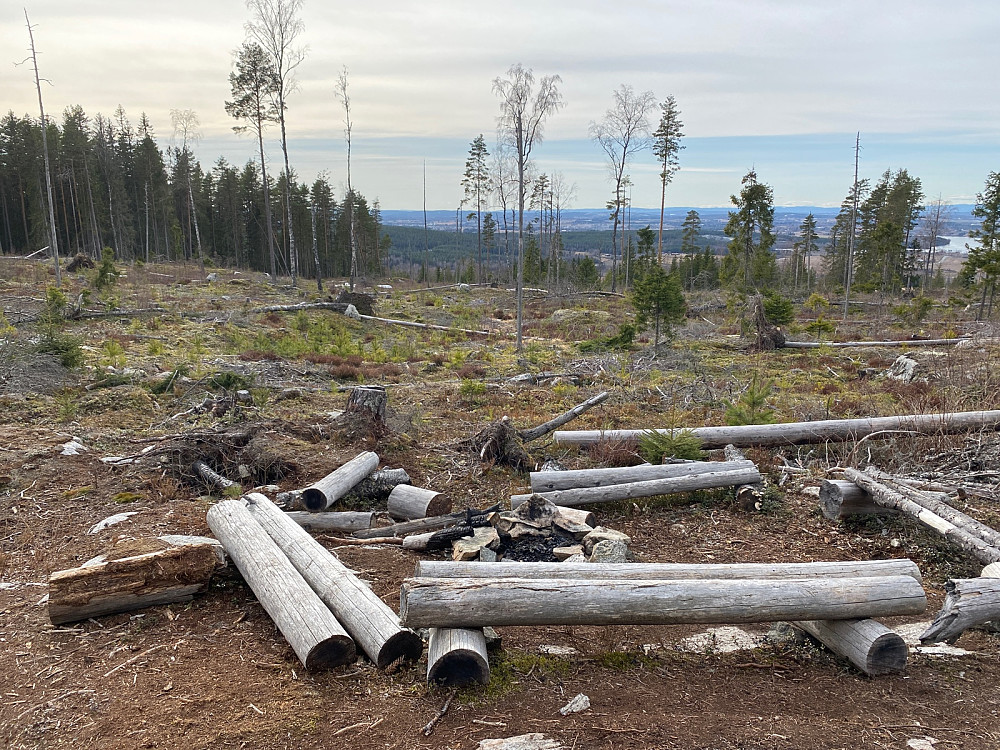 Bålplassen mellom Eievarden og Eievarden nord. Stedet med best utsikt. Opprettet PBE rasteplass