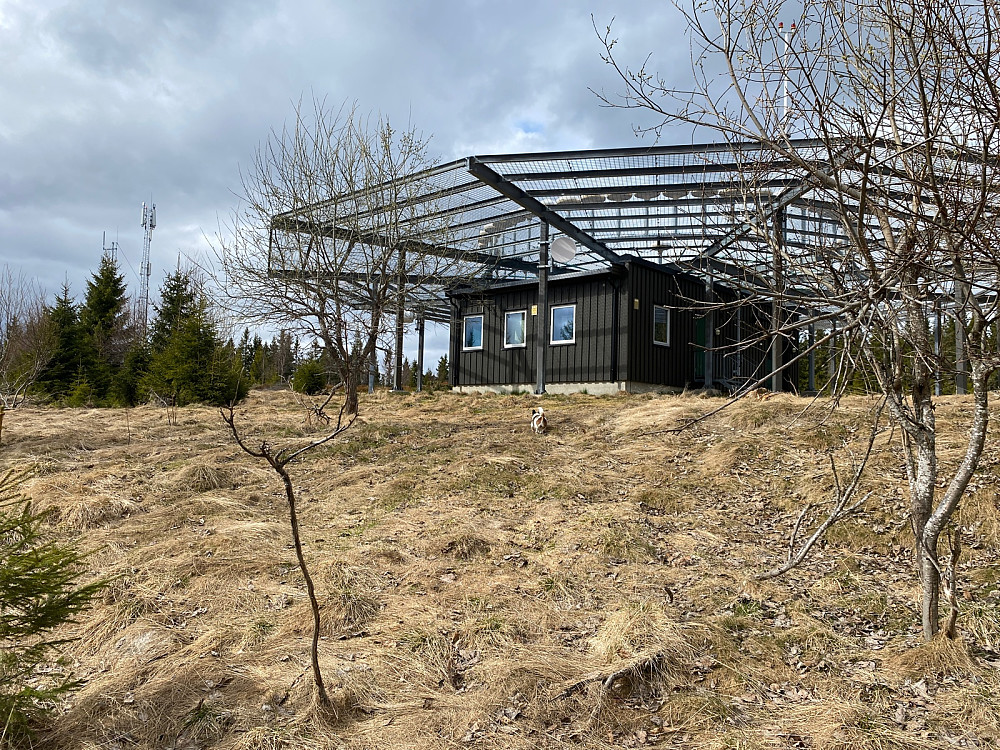 Flyradarbygget ca 200 meter sørøst for toppen