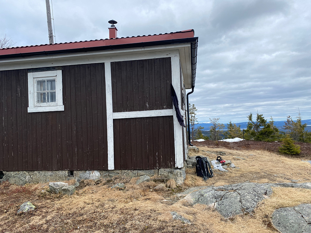 Hytta på Deifjellet med Trysilfjellet bak til høyre