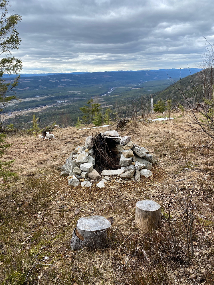 Bålplass med utsiktspunkt mot Deset og nord-og vestover ca  660 moh