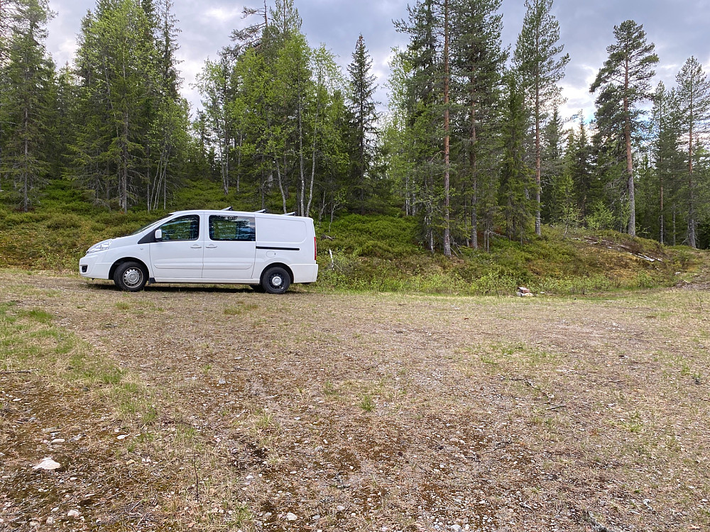 Parkerte ved veis ende. Startet på stien til venstre og fulgte den et stykke. Kom tilbake hogstveien bak bilen.