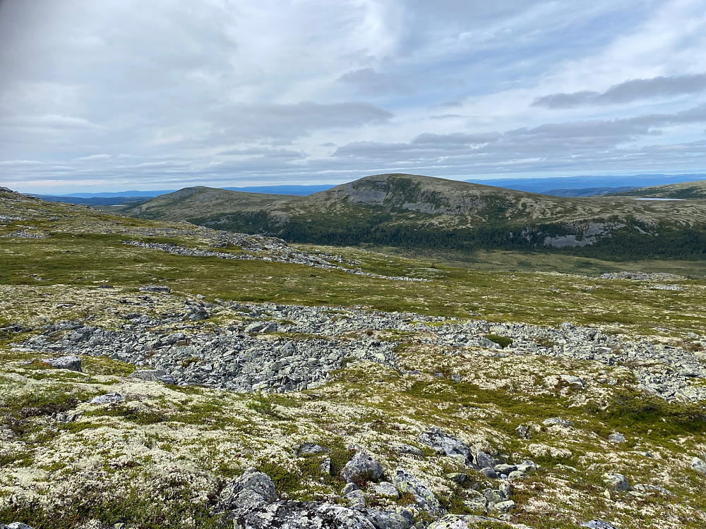 Fra samme skaret med Vestnubben i midten og Storbekkfjellet til venstre.