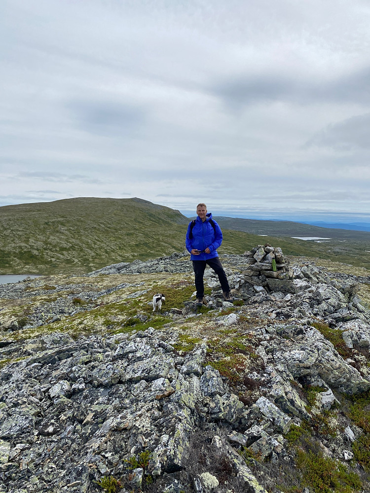 |Jan på Nubben. Dagens hovedmål Storhøgda i bakgrunnen og vann 1005 i neste skar synes så vidt nederst til venstre i bildet.