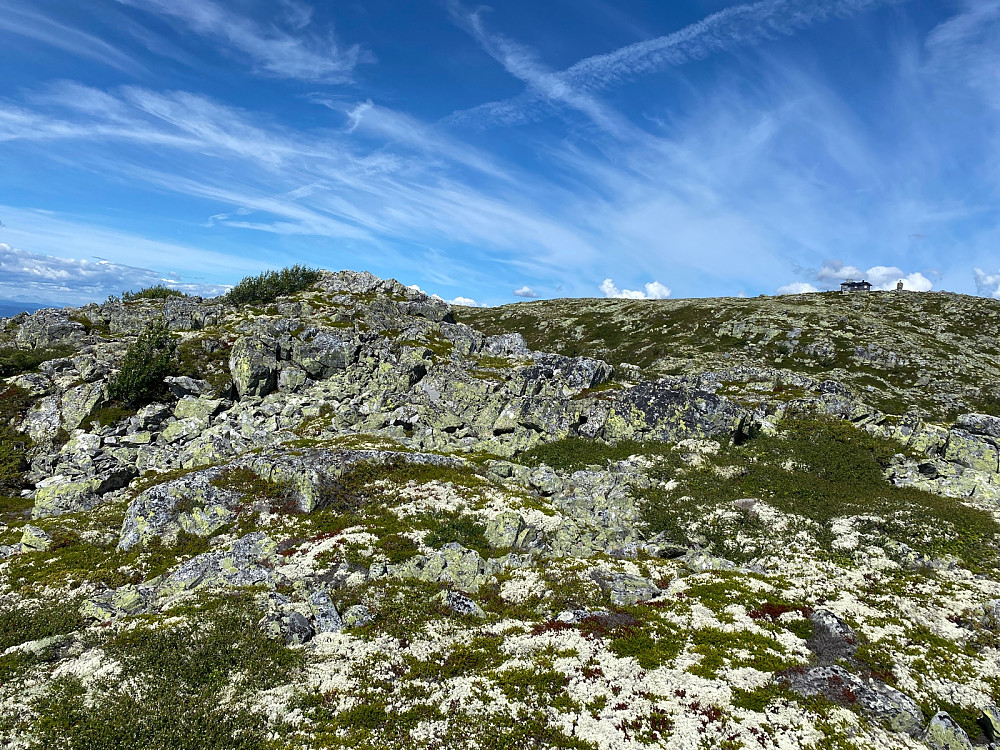 Sør for StoreByringen til venstre med hytta på toppen til høyre