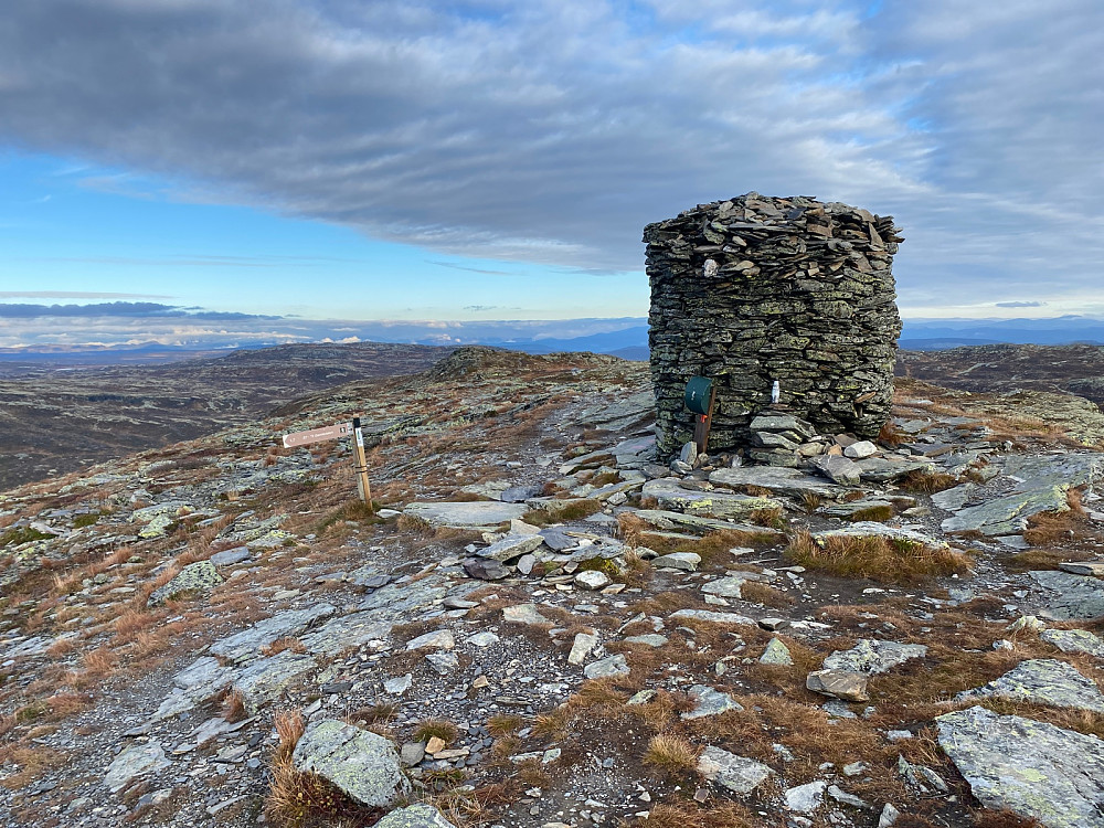 Toppvarden. Fantastisk 360 graders utsikt. Nesten vindstille.