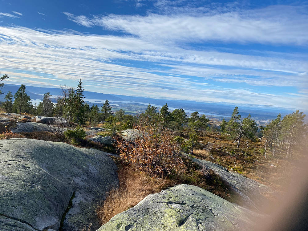 Mot Tyrifjorden med Jonsknutenni bakkant
