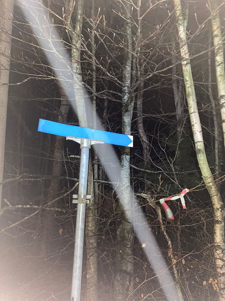 Skiltet fra Vardeveien opp til Varden