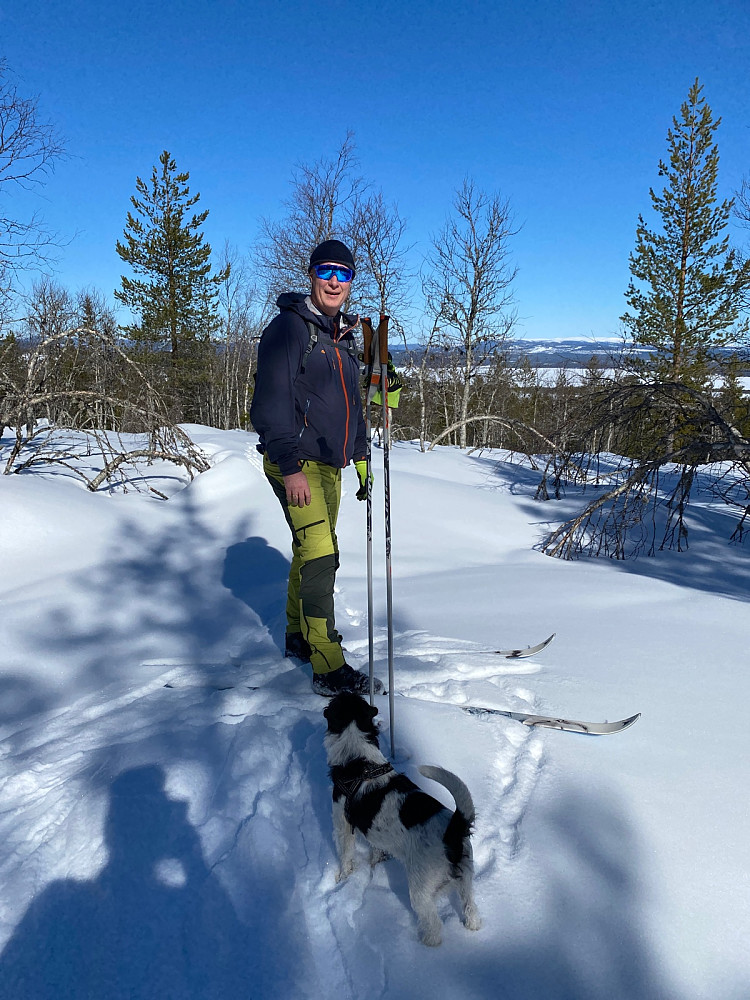 På toppen av Marraåsen sørøst. Ser Osensjøen og Trysilknuts fjellverden i bakkant.