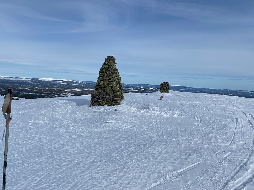 Vardene på Gråfjellet. Kl 1615. I bakgrunner ses til høyre Trysilfjellet og til venstre Kampflåhøgda i Trysilknuts fjellverden.