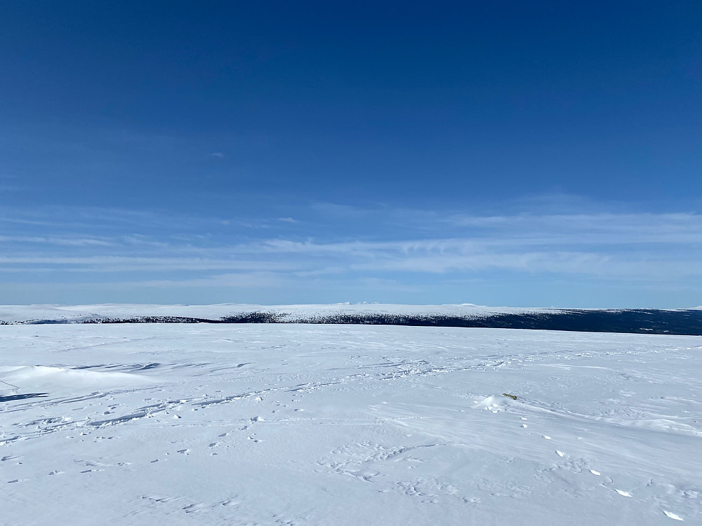 Sølenfjellene kan skimtes som vanlig fra toppene i dette området.