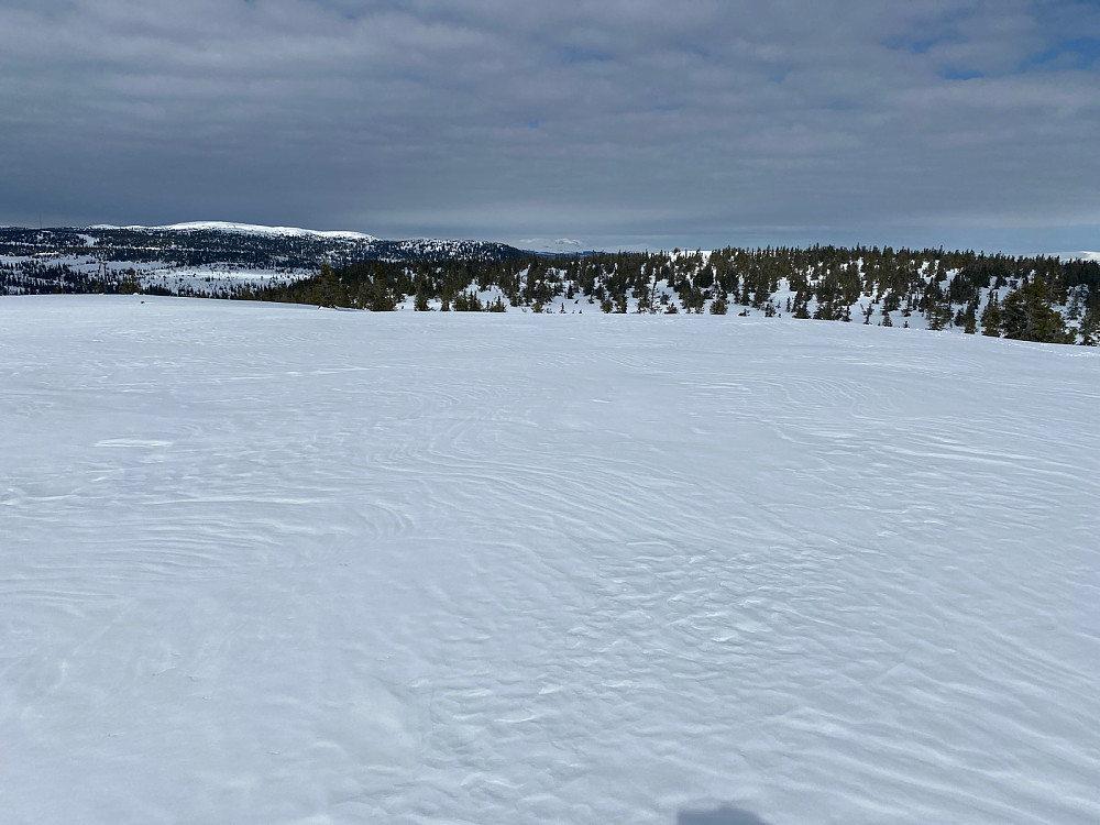 Fra Desetknubben Sørtoppen mot Desetknubben midt i bildet og Gråfjellet tilvenstre.