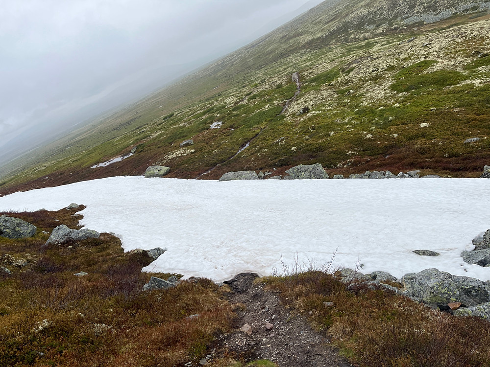 Stor snøskavl måtte forseres