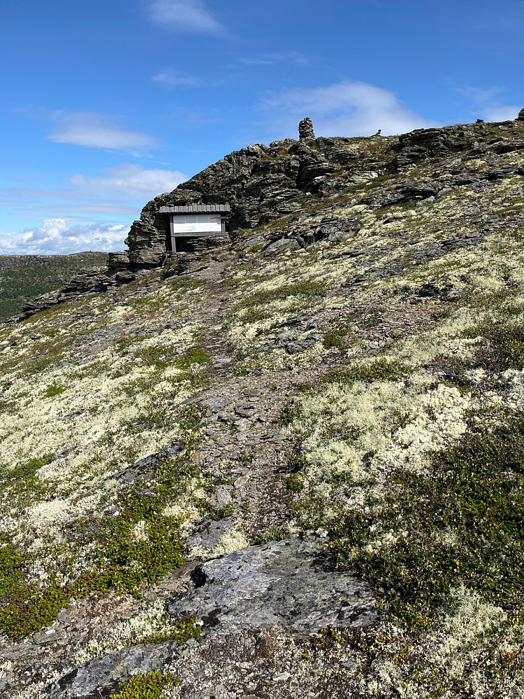 Infoplakat ved utkikkspunkt ca 80 m før toppen av Skjerdingfjellet