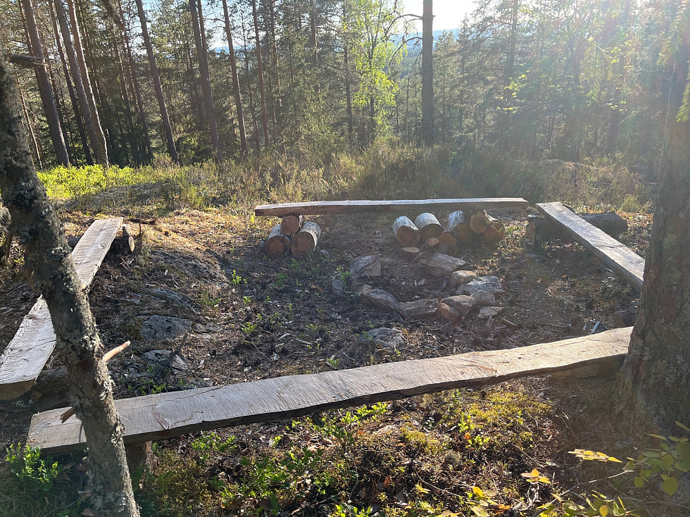 Rasteplass med utsikt like etter stikryss