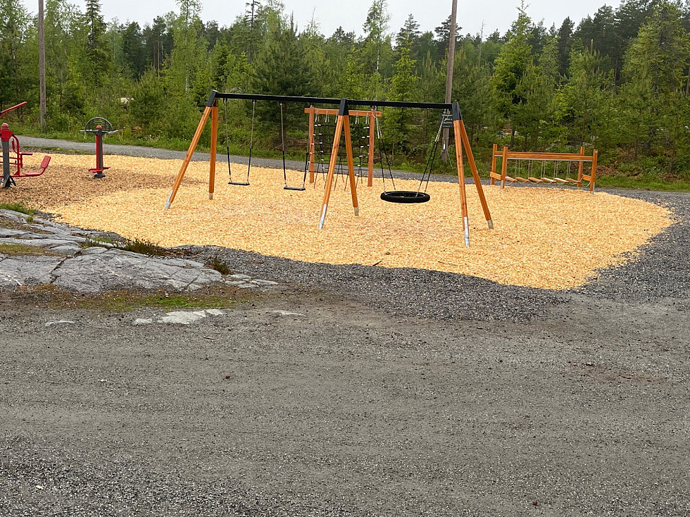 nytt lekeområde medcnye apparater er nylig kommet opp.