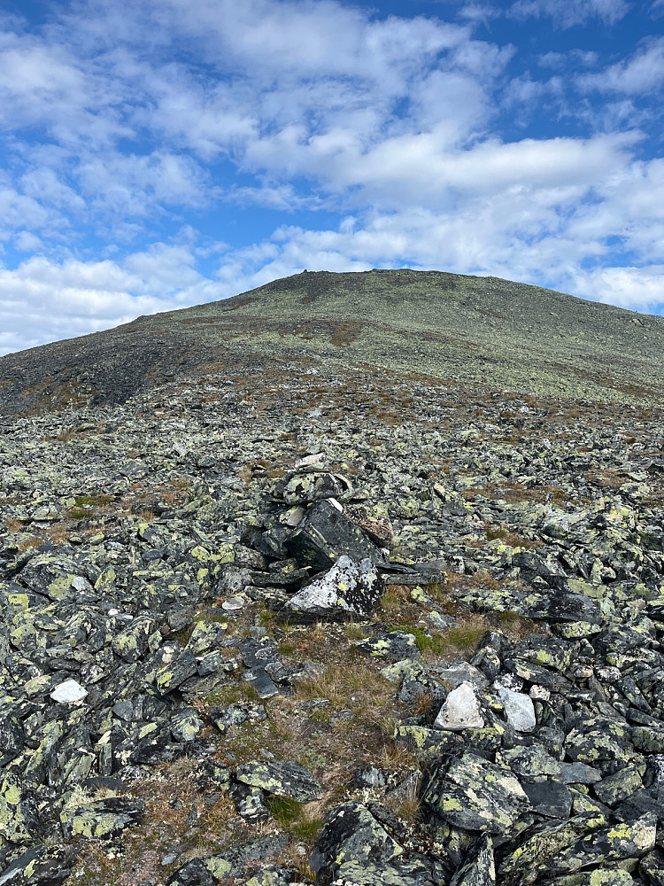 1570 moh. tyngste stigningen unnagjort. Litt mer vind nå