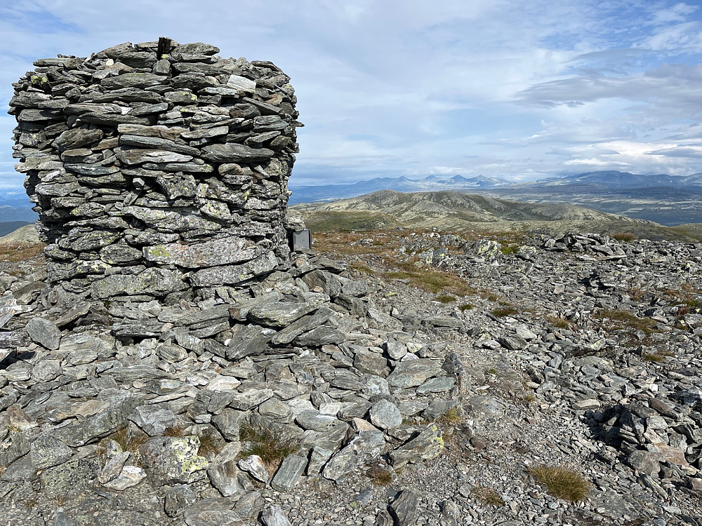 Toppvarden på Gråhøa med Rondane i bakgrunnen.