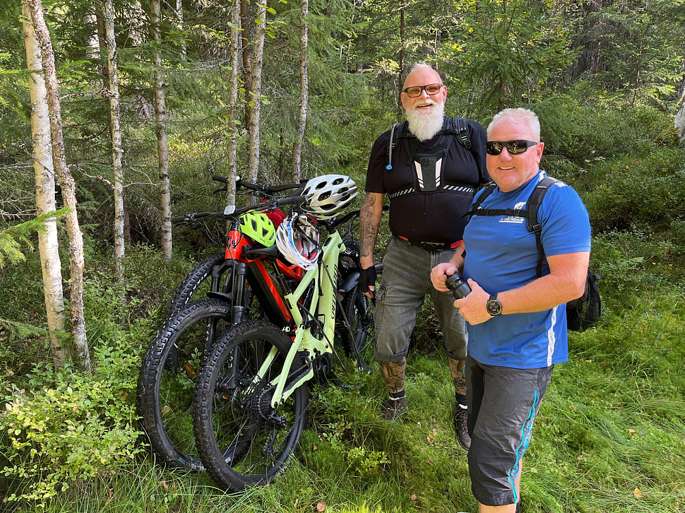 Parkerte syklene et stykke inn på stien