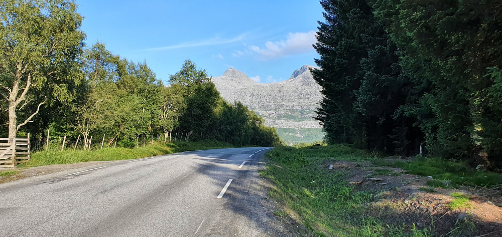 Her dukket 2 av søstrene opp i bakgrunnen