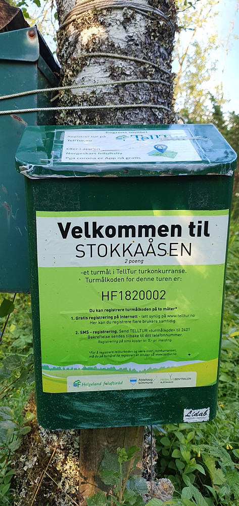 Markering med turkasse oppe ved toppen på Stokkåsen