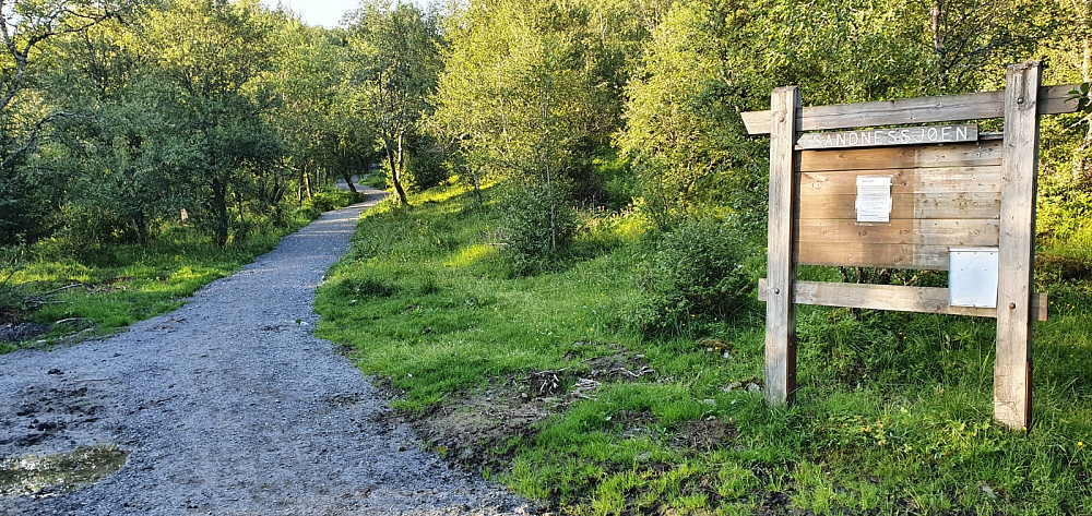 Etter å ha krysset hovedveien ble det gruset sti videre