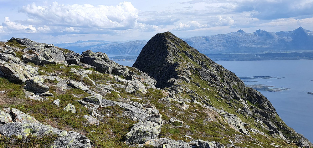 Da hadde jeg fri sikt bort på haka, som er det toppunktet som man ser fra Sandnessjøen