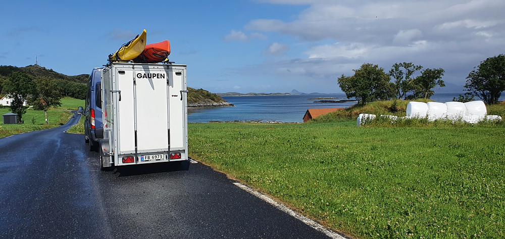 Vi parkerte i en møtelomme på asfaltveien mens vi var på tur. Det var nesten ingen biler på veien her ute, i sterk kontrast til kaoset på ferje kaia en kilometer unna.