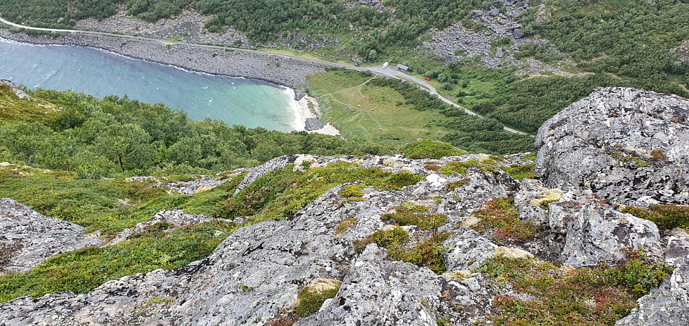 Flott utsikt ned i Kvennvika fra toppen av Sørfjellet