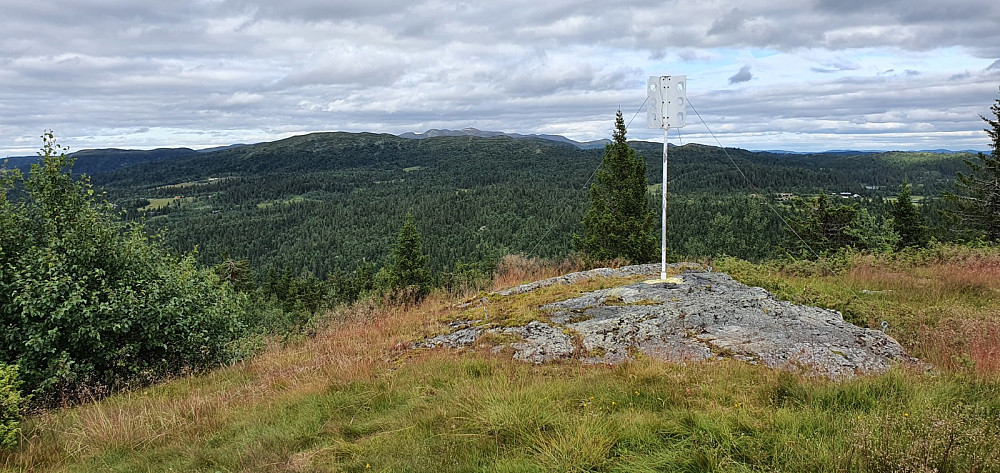 Utsikt fra toppen og mot Spåtind, langt der bak