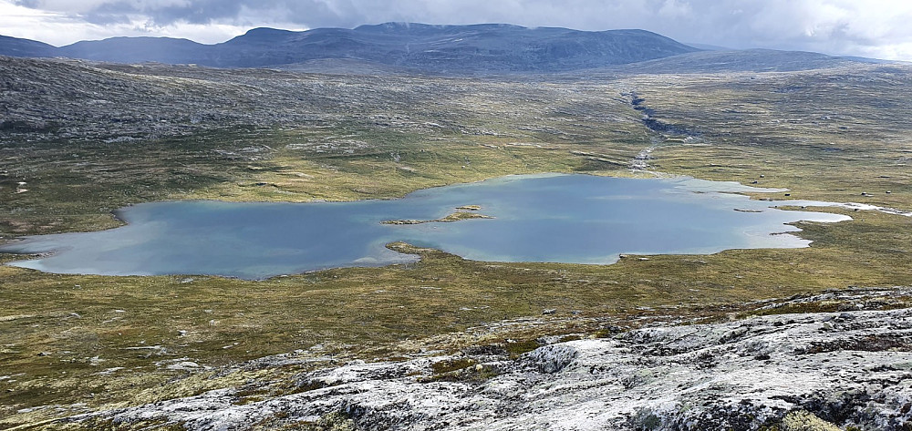 Utsikt ned på Bøvervatn