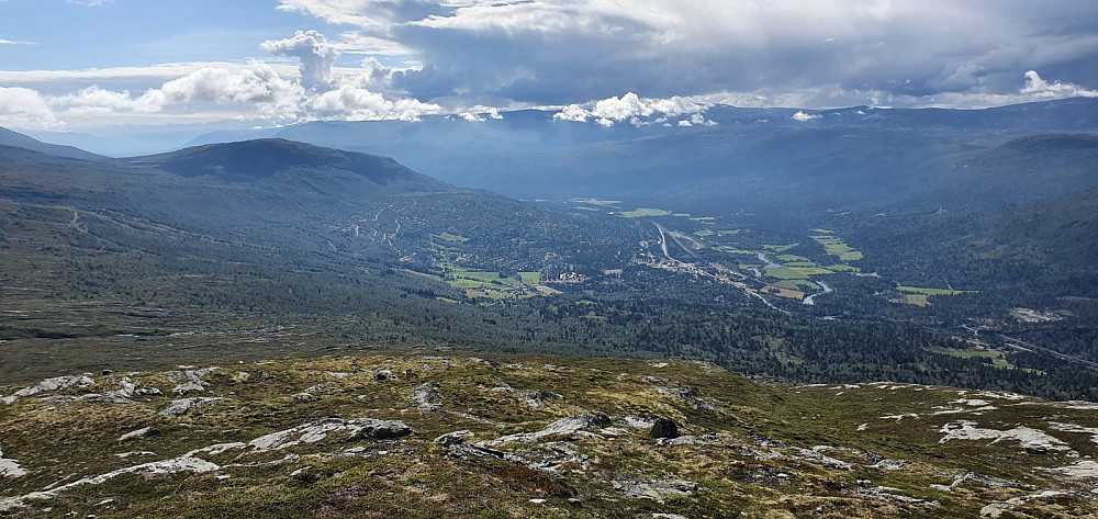 Flott utsikt ned på Oppdal fra det første toppunktet