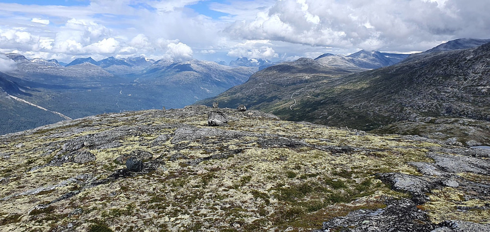 Fra det høyeste punktet og ned mot Romsdalen