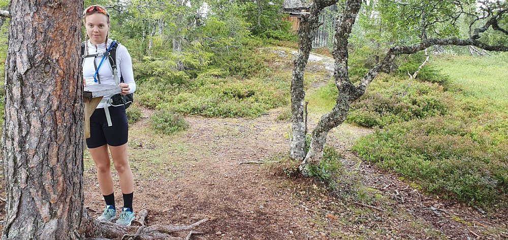 Her var det en turbok ved en gammel sammenrast liten hytte
